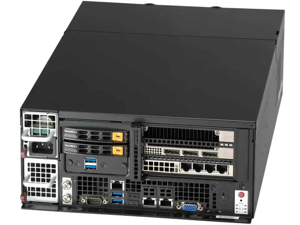 Supermicro SYS-E403-14B 紧凑型黑色塔式机箱的四分之三视角，可见电源仓、NVMe 硬盘托架、扩展卡与后部端口区域。